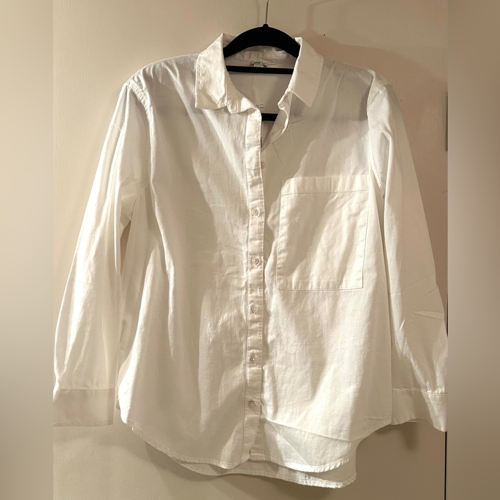 Size M crisp white button down shirt by Aerie. Heavy weight 100% cotton. NWT.